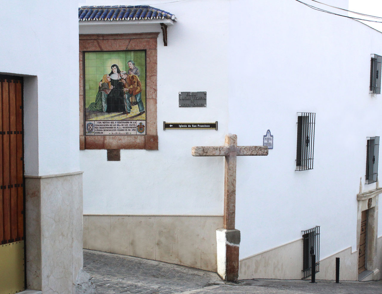 Cruz de jaspe en una de las calles de Baena