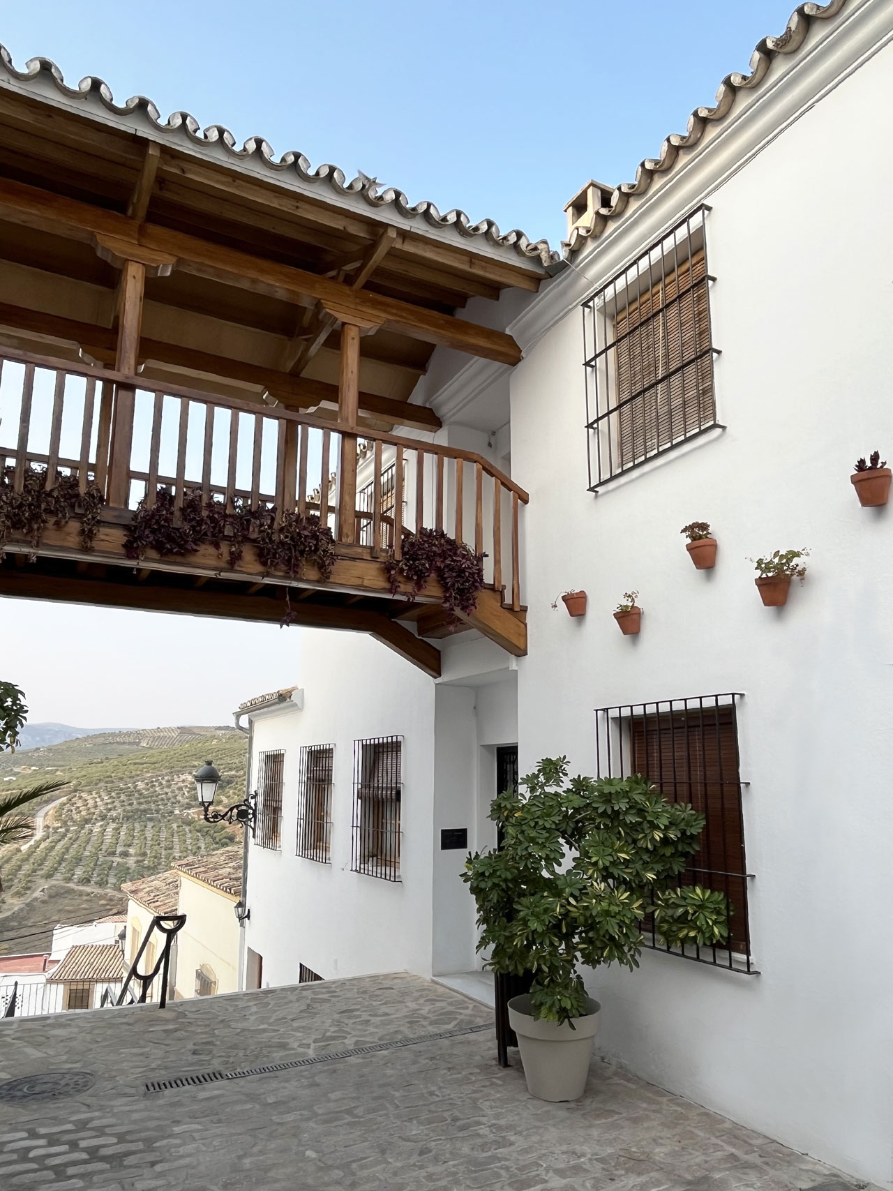 Detalle de un puente entre viviendas en una calle de Baena