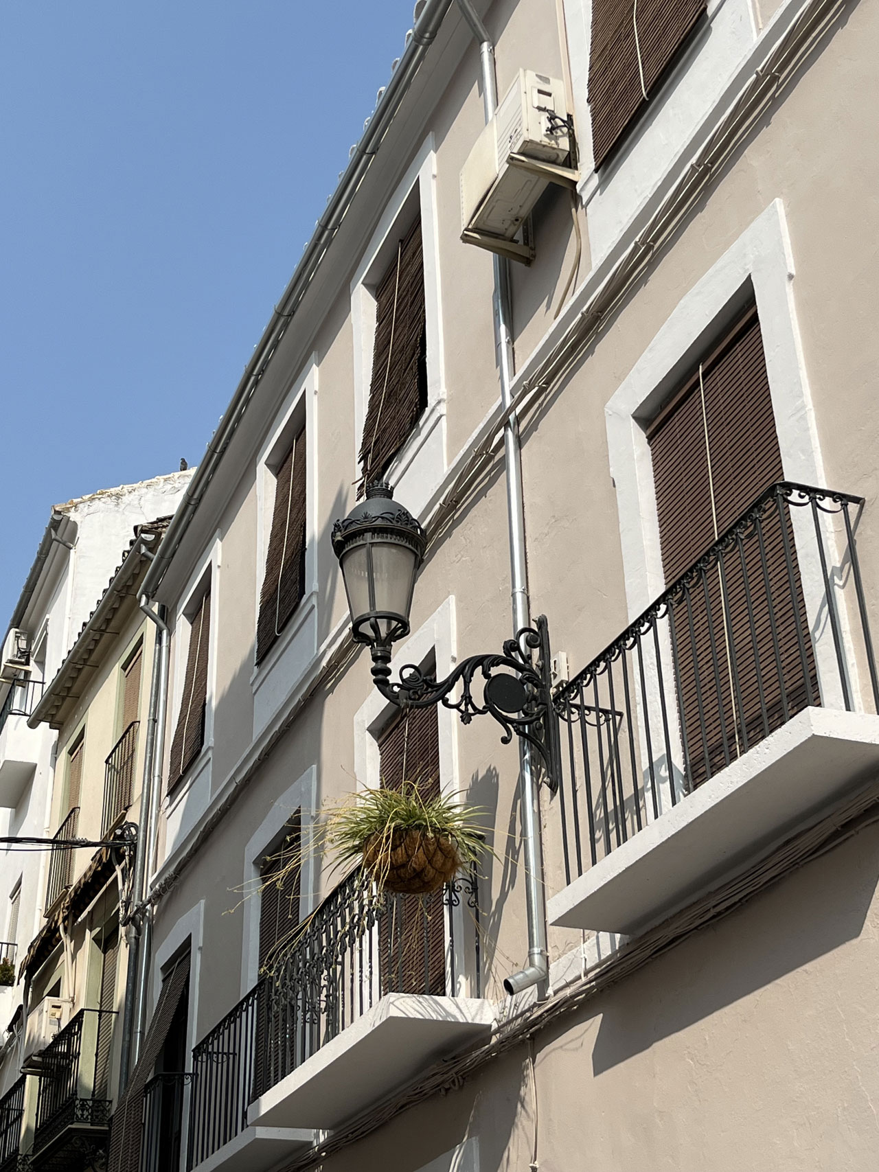Detalle de balcones de una calle de Baena